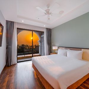 Superior King Room Pool View